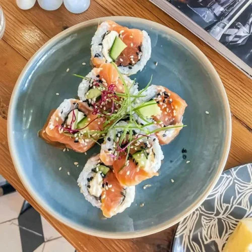 Heerlijke zalm-maki met komkommer en sesam uit de Aziatische keuken