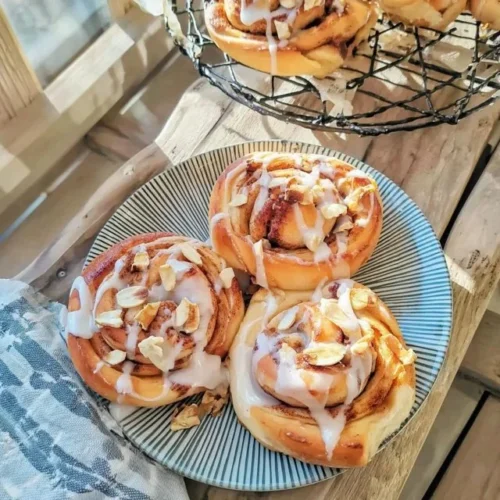 Heerlijke kanelbullar met kardemom en vanille op een schaal.