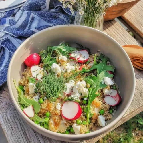 Kleurige quinoa-bowl met radijs, erwten en feta voor een gezonde maaltijd.