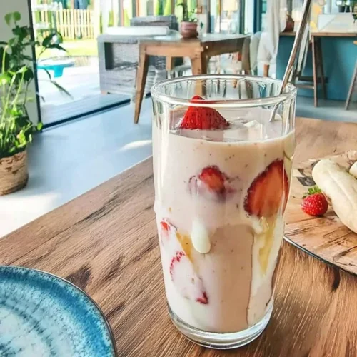 Verfrissende aardbei-banaan-smoothie met havermelk in een glas