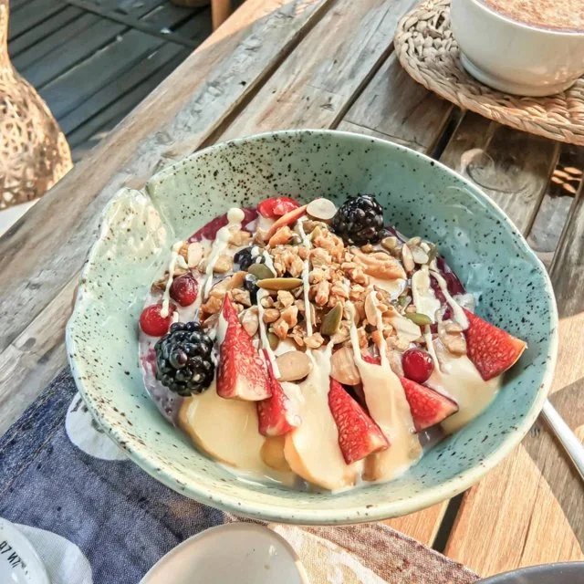 Verfrissende açaï-bowl met rode vruchten en knapperige granola voor een gezonde start van de dag