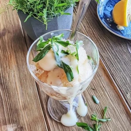 Verfrissende citroen-granita met munt voor warme zomerdagen