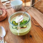 Verfrissende komkommergazpacho met munt voor hete zomerdagen