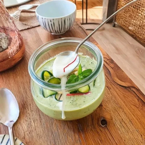 Verfrissende komkommergazpacho met munt in een glazen kom