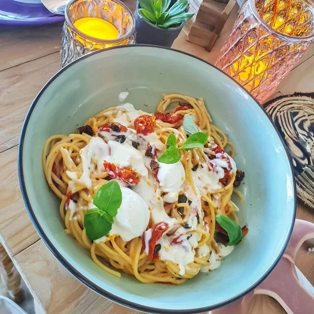 Verfrissende koude pasta met zongedroogde tomaten en mozzarella voor de zomer