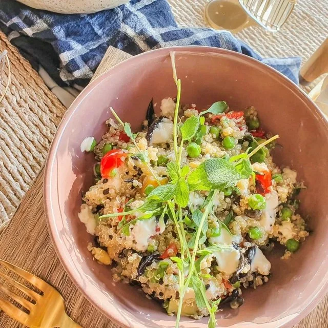 Verfrissende quinoa-salade met erwtjes en munt voor gezondheid en genot