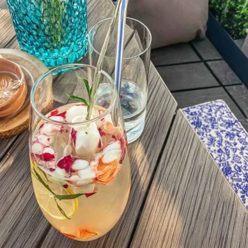 Verfrissende rozenlimonade met bruiswater voor warme zomerdagen