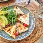 Verfrissende tonijn-piadina met romige avocado en sappige tomaten – snel en gezond!