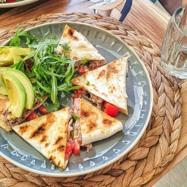 Verfrissende tonijn-piadina met romige avocado en sappige tomaten – snel en gezond!