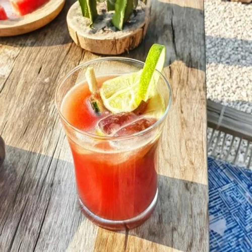 Verfrissende watermeloen-agua-fresca met limoen in een glazen beker