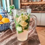 Verfrissende zelfgemaakte munt-komkommerlimonade voor hete zomerdagen