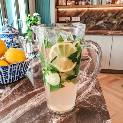 Zelfgemaakte munt-komkommerlimonade in een glas, ideaal voor warme zomerdagen.